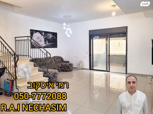 דו משפחתי, אסתר המלכה, עפולה