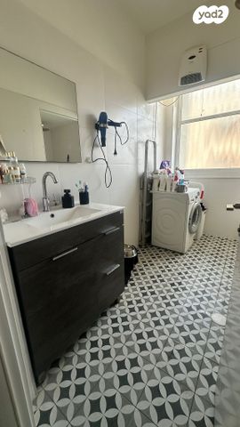 דירה, אברבנאל, רמב"ם, ראשון לציון