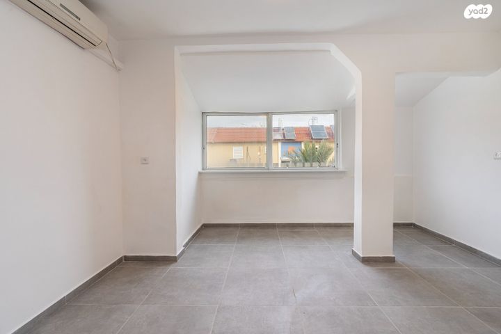 דירה, שבטי ישראל, גבעת אולגה, חדרה