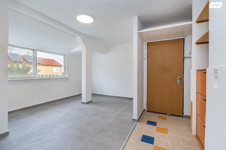 דירה, שבטי ישראל, גבעת אולגה, חדרה