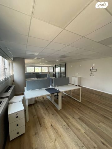 משרדים, יגאל אלון, ביצרון ורמת ישראל, תל אביב יפו