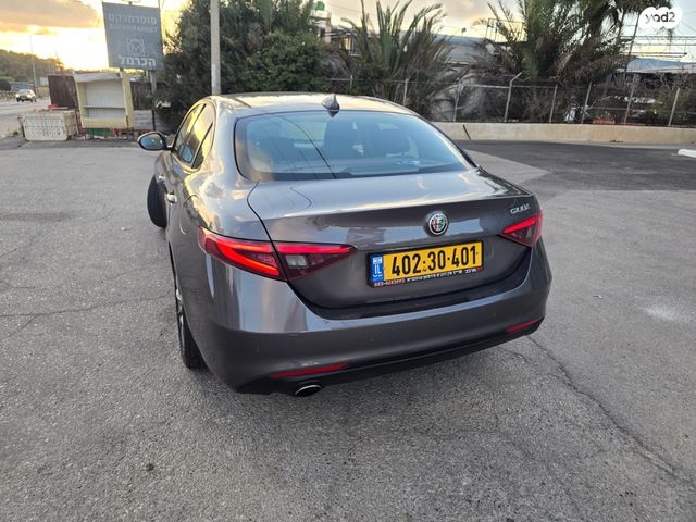 אלפא רומיאו ג'וליה