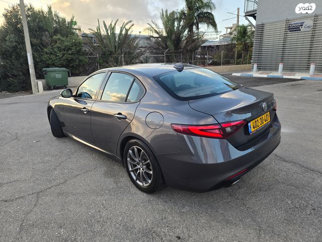 אלפא רומיאו ג'וליה