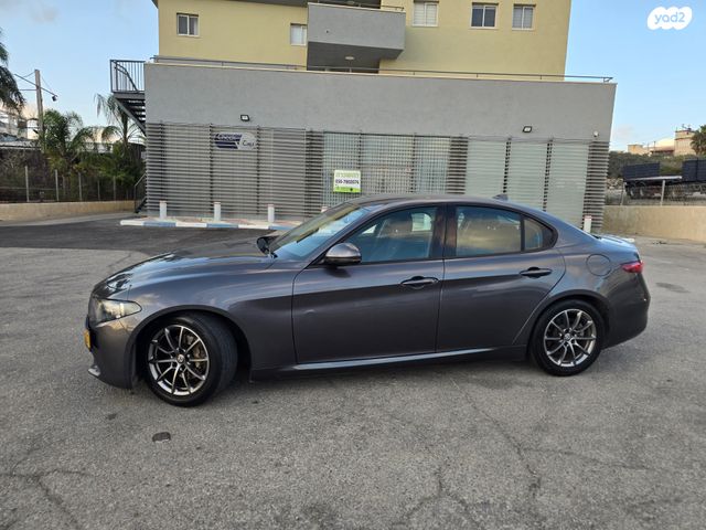 אלפא רומיאו ג'וליה