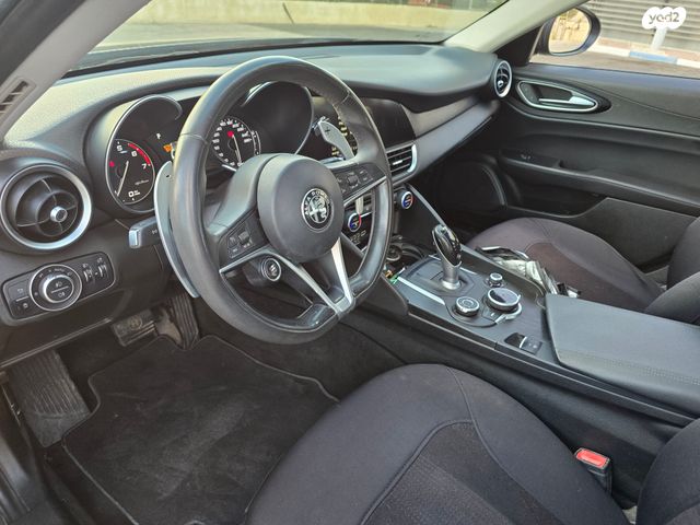 אלפא רומיאו ג'וליה