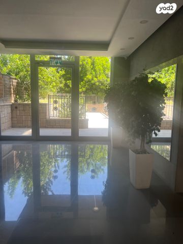 דירה, יערה, 2008, רעננה