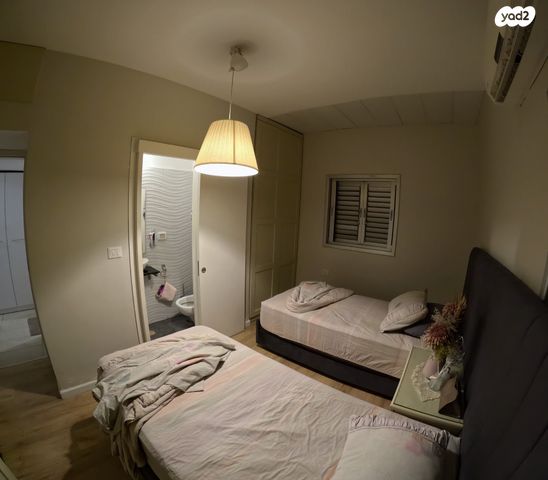 דירה, הרב לוין מרישא, הפועל המזרחי ה', שיכון ה', בני ברק