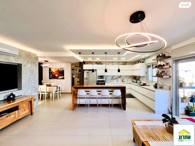 דירה, צור יצחק