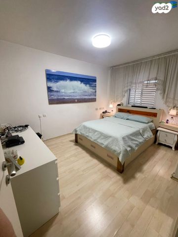 דירה, אברבנאל, רמב"ם, ראשון לציון