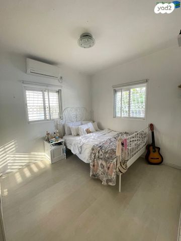 דירה, אברבנאל, רמב"ם, ראשון לציון