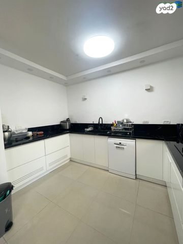 דירה, אברבנאל, רמב"ם, ראשון לציון