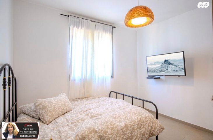 דירת גן, דליה רביקוביץ, נאות שמיר, יבנה