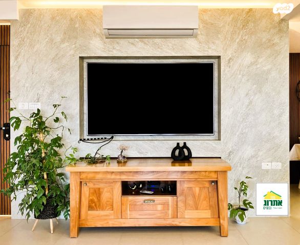 דירה, צור יצחק