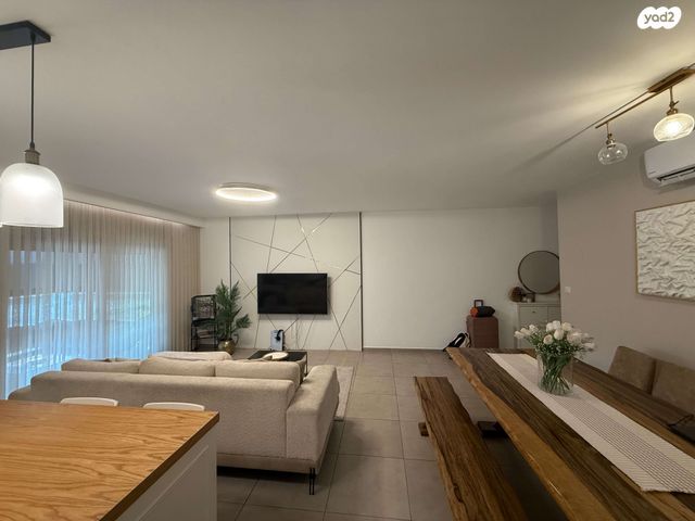 דירה, דרך מנחם בגין, הכלניות, שדרות