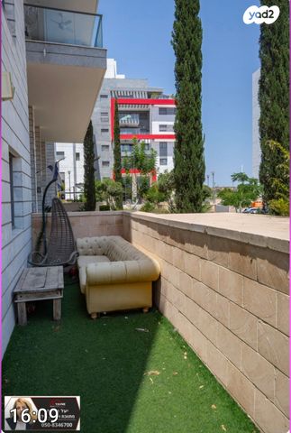 דירת גן, דליה רביקוביץ, נאות שמיר, יבנה