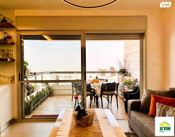 דירה, צור יצחק