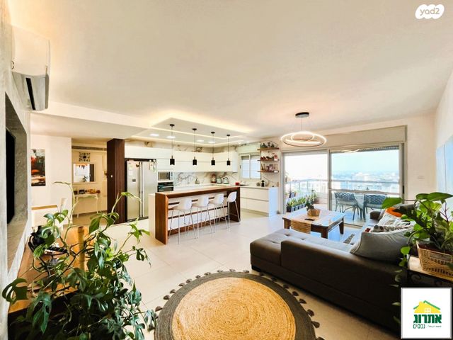 דירה, צור יצחק