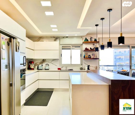 דירה, צור יצחק