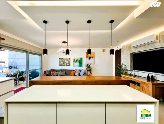 דירה, צור יצחק