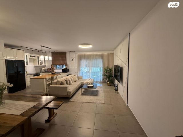 דירה, דרך מנחם בגין, הכלניות, שדרות