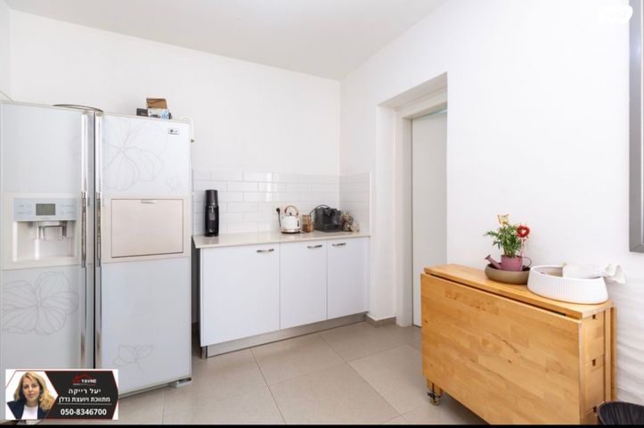 דירת גן, דליה רביקוביץ, נאות שמיר, יבנה