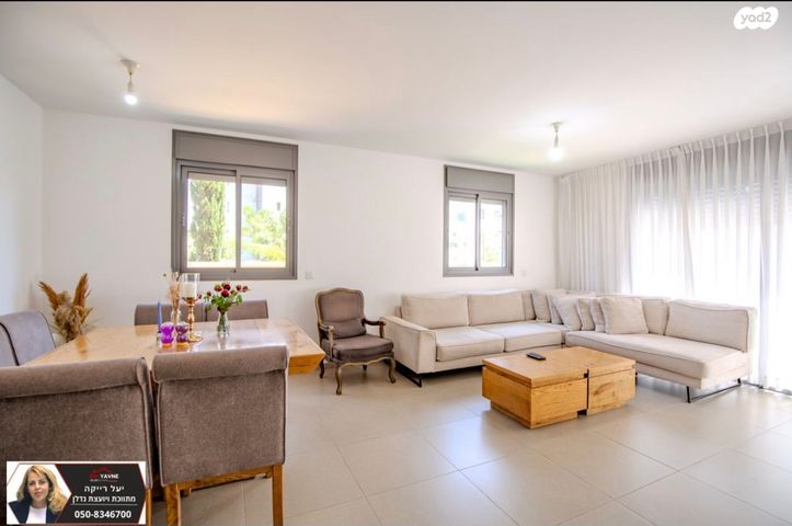 דירת גן, דליה רביקוביץ, נאות שמיר, יבנה