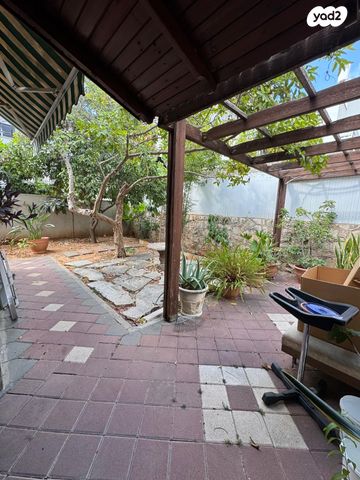 בית פרטי/ קוטג', המאבק 74, חברת חשמל, גבעתיים