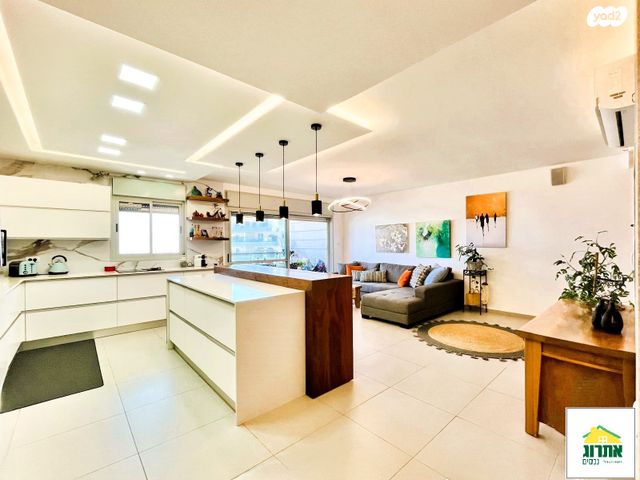 דירה, צור יצחק