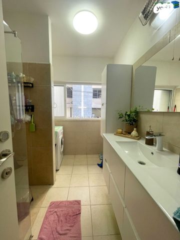 דירה, אברבנאל, רמב"ם, ראשון לציון