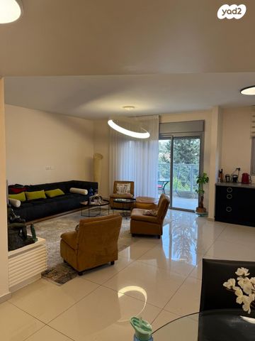 דירה, יערה, 2008, רעננה