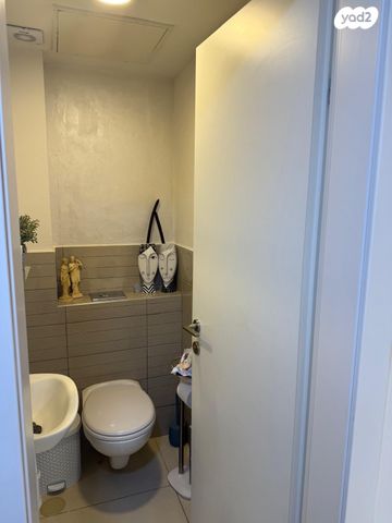 דירה, יערה, 2008, רעננה