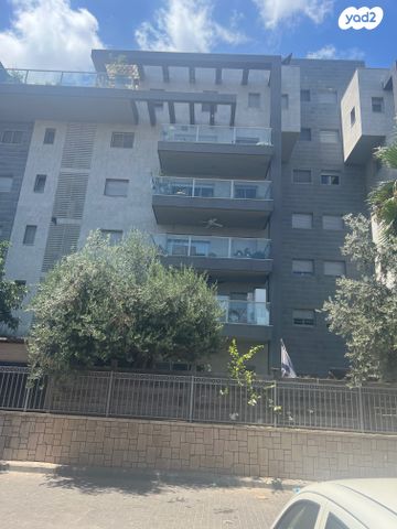 דירה, יערה, 2008, רעננה