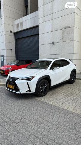 UX Takumi 250h היברידי אוט׳ 2.0 (152 כ״ס)