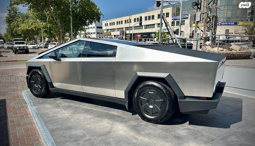 טסלה סייבטראק