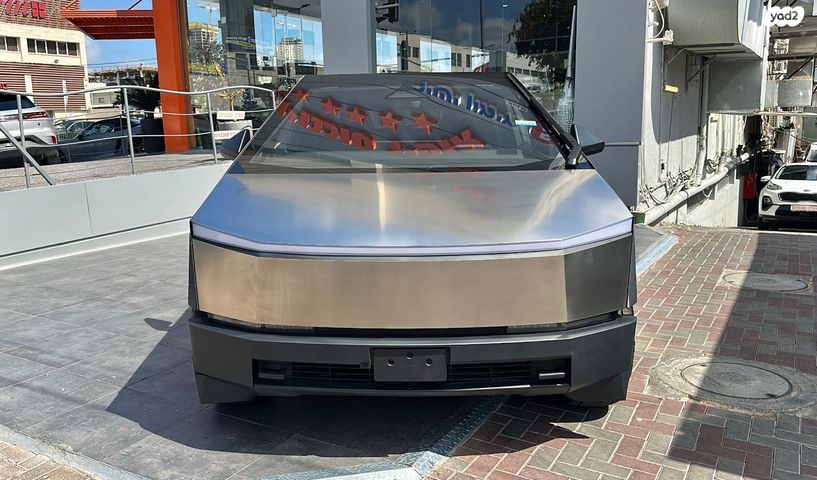 טסלה סייבטראק