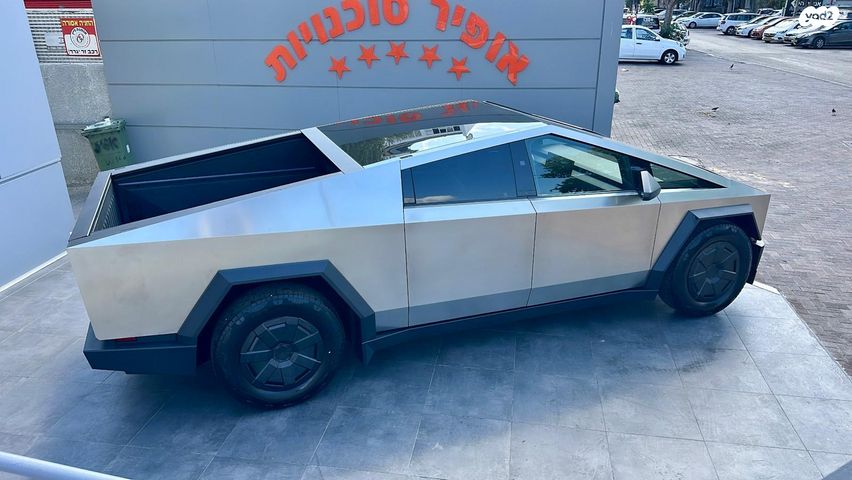 טסלה סייבטראק