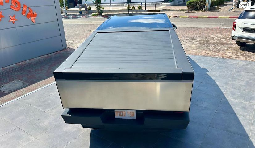 טסלה סייבטראק