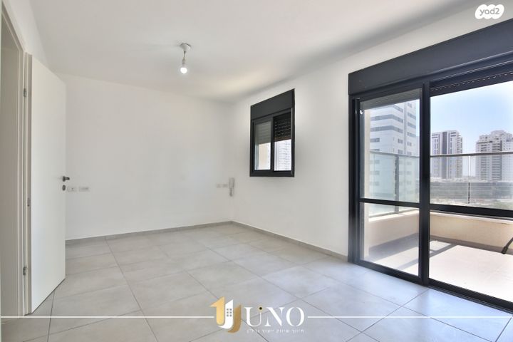 גג/ פנטהאוז, עפרה חזה, משכנות האומנים, קרית מוצקין