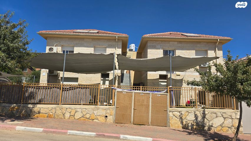 דו משפחתי, מקימי הגדר, עפרה, עפרה