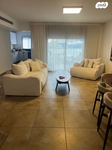 דירה, נתן אלתרמן, פסגות אפק, ראש העין