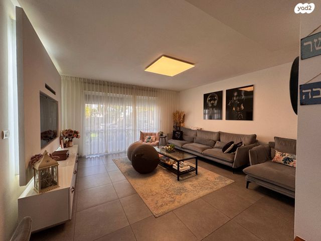 דו משפחתי, הערבה, אריאל