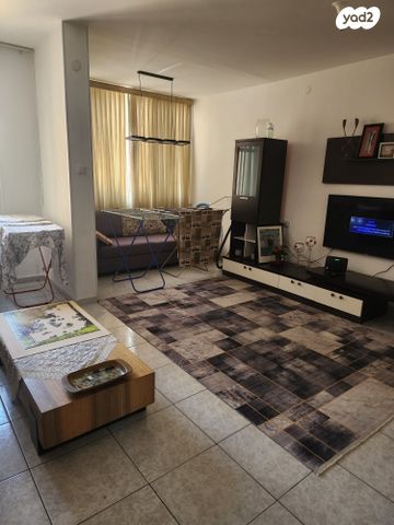 דירה, השקדים, מרכז העיר, סביניה, הוותיקה, קרית ביאליק