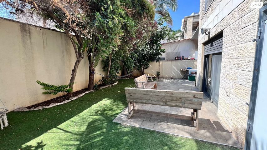 קרית האמנים, מצליח