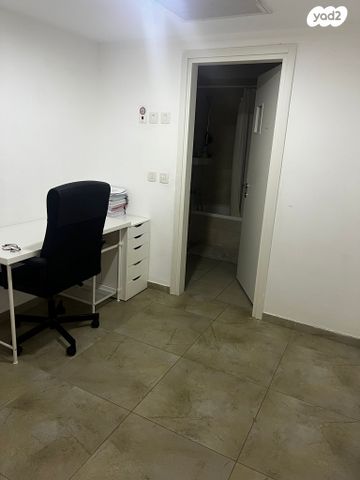 דירה, נתן אלתרמן, פסגות אפק, ראש העין