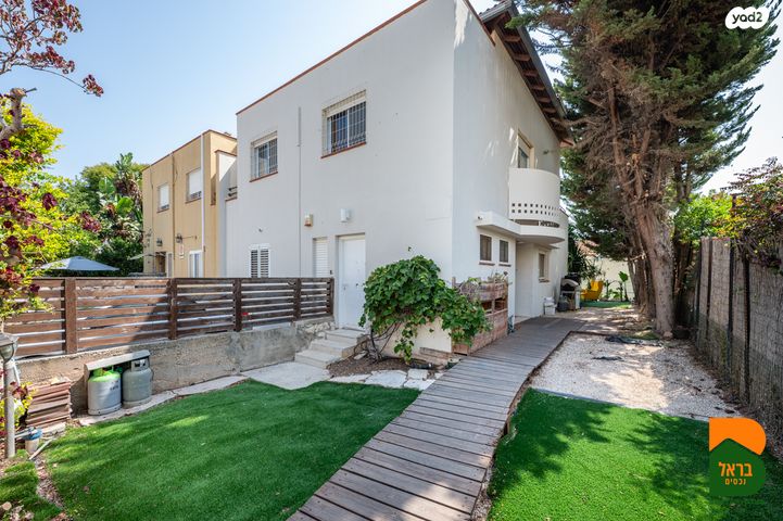 דו משפחתי, מול היקב, זכרון יעקב