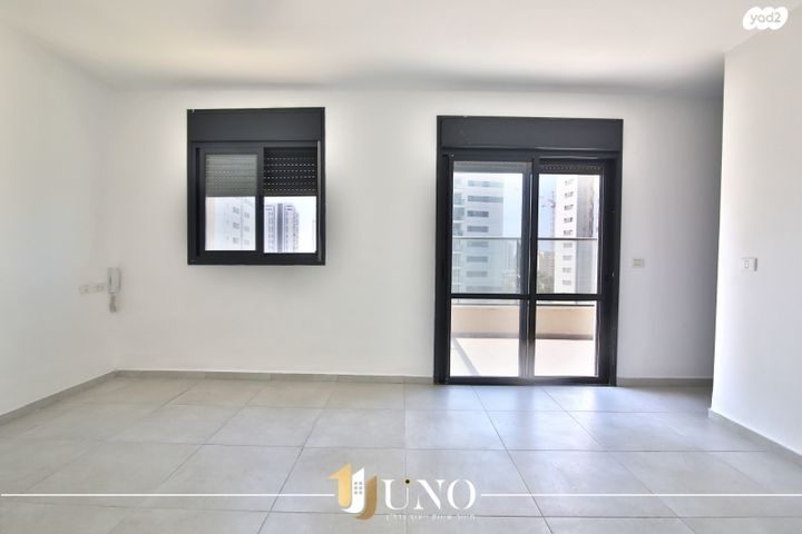 גג/ פנטהאוז, עפרה חזה, משכנות האומנים, קרית מוצקין