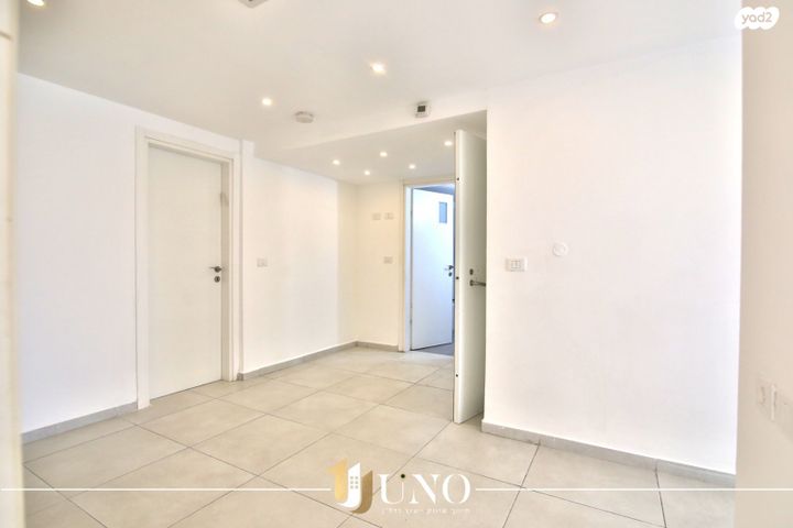 גג/ פנטהאוז, עפרה חזה, משכנות האומנים, קרית מוצקין