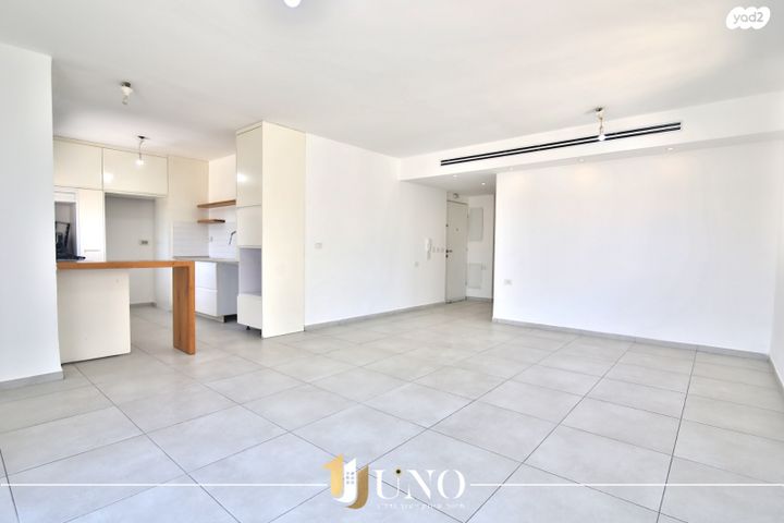 גג/ פנטהאוז, עפרה חזה, משכנות האומנים, קרית מוצקין