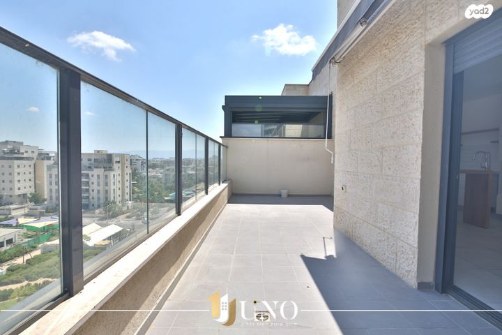 גג/ פנטהאוז, עפרה חזה, משכנות האומנים, קרית מוצקין