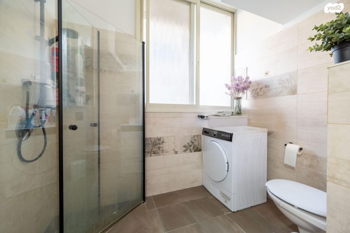 דירה, ברוך שפינוזה, אחדות, פתח תקווה